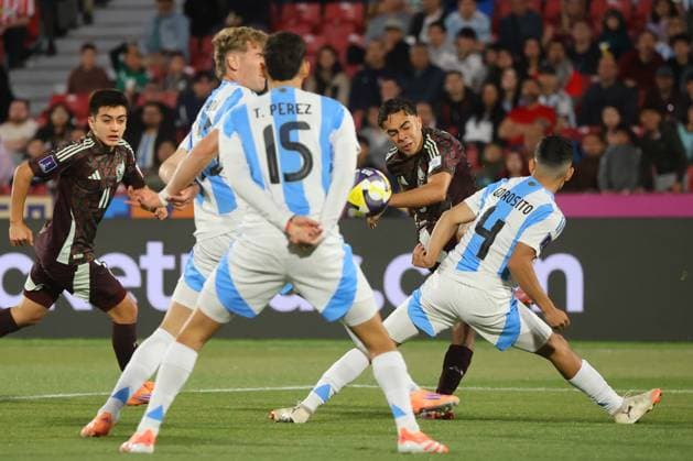 Futbol, Mexico vs Argentina. Mundial sub 20, Chile 2025. El jugador de Mexico Iker Fimbres es fotografiado durante un partido de cuartos de final del mundial sub 20 contra Argentina disputado en el estadio Nacional de Santiago, Chile. 11 10 2025 Jonnathan Oyarzun Photosport Football, Mexico vs Argentina. U-20 World Cup Championship. Mexico™s player Iker Fimbres is pictured during a quarterfinal match of the U-20 World Cup against Argentina at the Nacional stadium in Santiago, Chile. 11 10 2025 Jonnathan Oyarzun Photosport Mexico vs Argentina, mundial sub 20 Chile 2025 