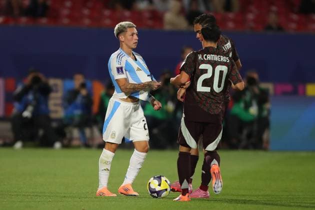 Futbol, Mexico vs Argentina. Mundial sub 20, Chile 2025. El jugador de Mexico Iker Fimbres, derecha, disputa el balon con Gianluca Prestianni de Argentina durante un partido de cuartos de final del mundial sub 20 realizado en el estadio Nacional de Santiago, Chile. 11 10 2025 Jonnathan Oyarzun Photosport Football, Mexico vs Argentina. U-20 World Cup Championship. Mexico™s player Iker Fimbres, right, vies for the ball against Gianluca Prestianni of Argentina during a quarterfinal match of the U-20 World Cup at the Nacional stadium in Santiago, Chile. 11 10 2025 Jonnathan Oyarzun Photosport Mexico vs Argentina, mundial sub 20 Chile 2025