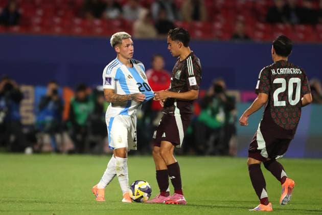 Futbol, Mexico vs Argentina. Mundial sub 20, Chile 2025. El jugador de Mexico Iker Fimbres, derecha, disputa el balon con Gianluca Prestianni de Argentina durante un partido de cuartos de final del mundial sub 20 realizado en el estadio Nacional de Santiago, Chile. 11 10 2025 Jonnathan Oyarzun Photosport Football, Mexico vs Argentina. U-20 World Cup Championship. Mexico™s player Iker Fimbres, right, vies for the ball against Gianluca Prestianni of Argentina during a quarterfinal match of the U-20 World Cup at the Nacional stadium in Santiago, Chile. 11 10 2025 Jonnathan Oyarzun Photosport Mexico vs Argentina, mundial sub 20 Chile 2025