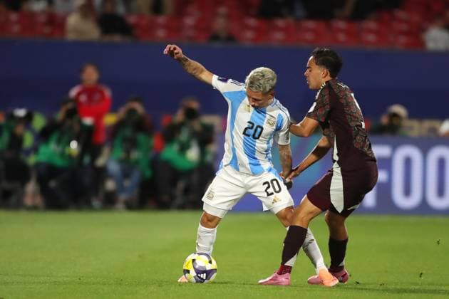 Futbol, Mexico vs Argentina. Mundial sub 20, Chile 2025. El jugador de Mexico Iker Fimbres, derecha, disputa el balon con Gianluca Prestianni de Argentina durante un partido de cuartos de final del mundial sub 20 realizado en el estadio Nacional de Santiago, Chile. 11 10 2025 Jonnathan Oyarzun Photosport Football, Mexico vs Argentina. U-20 World Cup Championship. Mexico™s player Iker Fimbres, right, vies for the ball against Gianluca Prestianni of Argentina during a quarterfinal match of the U-20 World Cup at the Nacional stadium in Santiago, Chile. 11 10 2025 Jonnathan Oyarzun Photosport Mexico vs Argentina, mundial sub 20 Chile 2025