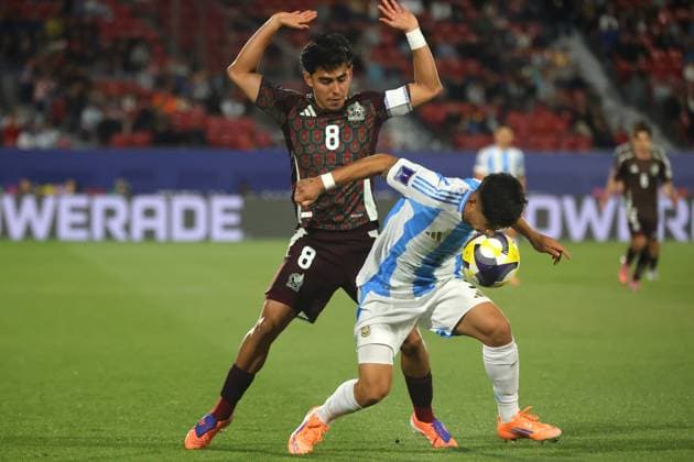 Futbol, Mexico vs Argentina. Mundial sub 20, Chile 2025. El jugador de Mexico Elias Montiel, izquierda, disputa el balon con Julio Soler de Argentina durante un partido de cuartos de final del mundial sub 20 realizado en el estadio Nacional de Santiago, Chile. 11 10 2025 Jonnathan Oyarzun Photosport Football, Mexico vs Argentina. U-20 World Cup Championship. Mexico™s player Elias Montiel, left, vies for the ball against Julio Soler of Argentina during a quarterfinal match of the U-20 World Cup at the Nacional stadium in Santiago, Chile. 11 10 2025 Jonnathan Oyarzun Photosport Mexico vs Argentina, mundial sub 20 Chile 2025