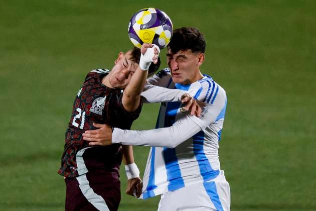 Futbol, Mexico vs Argentina. Mundial sub 20, Chile 2025. El jugador de Mexico Tahiel Jimenez, izquierda, disputa el balon con Tomas Perez de Argentina durante un partido de eliminacion directa de los cuartos de final del mundial sub 20 realizado en el estadio Nacional de Santiago, Chile. 11 10 2025 Andres Pina Photosport Football, Mexico vs Argentina. U-20 World Cup Championship. Mexico™s player Tahiel Jimenez, left, vies for the ball with Tomas Perez of Argentina during a U-20 World Cup, quarter final knock out match, at the Nacional stadium in Santiago, Chile. 11 10 2025 Andres Pina Photosport Mexico vs Argentina, mundial sub 20 Chile 2025 