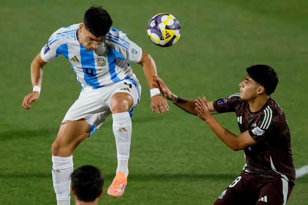 Futbol, Mexico vs Argentina. Mundial sub 20, Chile 2025. El jugador de Argentina Alejo Sarco, izquierda, disputa el balon con Obed Vargas de Mexico durante un partido de eliminacion directa de los cuartos de final del mundial sub 20 realizado en el estadio Nacional de Santiago, Chile. 11 10 2025 Andres Pina Photosport Football, Mexico vs Argentina. U-20 World Cup Championship. Argentina™s player Alejo Sarco, left, vies for the ball with Obed Vargas of Mexico during a U-20 World Cup, quarter final knock out match, at the Nacional stadium in Santiago, Chile. 11 10 2025 Andres Pina Photosport Mexico vs Argentina, mundial sub 20 Chile 2025 
