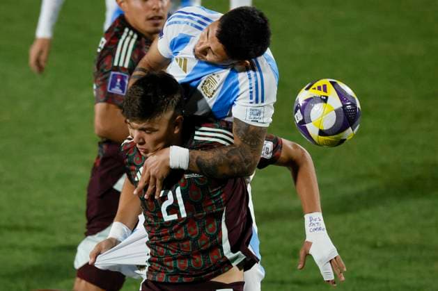Futbol, Mexico vs Argentina. Mundial sub 20, Chile 2025. El jugador de Argentina Tobias Ramirez, derecha, disputa el balon con Tahiel Jimenez de Mexico durante un partido de eliminacion directa de los cuartos de final del mundial sub 20 realizado en el estadio Nacional de Santiago, Chile. 11 10 2025 Andres Pina Photosport Football, Mexico vs Argentina. U-20 World Cup Championship. Argentina™s player Tobias Ramirez, right, vies for the ball with Tahiel Jimenez of Mexico during a U-20 World Cup, quarter final knock out match, at the Nacional stadium in Santiago, Chile. 11 10 2025 Andres Pina Photosport Mexico vs Argentina, mundial sub 20 Chile 2025 
