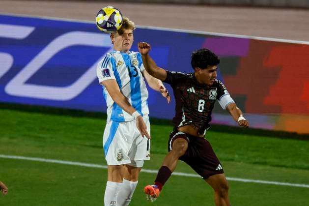 Futbol, Mexico vs Argentina. Mundial sub 20, Chile 2025. El jugador de Argentina Valente Pierani, izquierda, disputa el balon con Elias Montiel de Mexico durante un partido de eliminacion directa de los cuartos de final del mundial sub 20 realizado en el estadio Nacional de Santiago, Chile. 11 10 2025 Andres Pina Photosport Football, Mexico vs Argentina. U-20 World Cup Championship. Argentina™s player Valente Pierani, left, vies for the ball with Elias Montiel of Mexico during a U-20 World Cup, quarter final knock out match, at the Nacional stadium in Santiago, Chile. 11 10 2025 Andres Pina Photosport Mexico vs Argentina, mundial sub 20 Chile 2025 