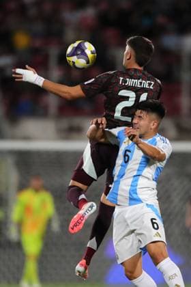 Futbol, Mexico vs Argentina. Mundial sub 20, Chile 2025. El jugador de Argentina Juan Villalba, derecha, disputa el balon con Tahiel Jimenez de Mexico durante un partido de cuartos de final del mundial sub 20 realizado en el estadio Nacional de Santiago, Chile. 11 10 2025 Jonnathan Oyarzun Photosport Football, Mexico vs Argentina. U-20 World Cup Championship. Argentina™s player Juan Villalba, right, vies for the ball against Tahiel Jimenez of Mexico during a quarterfinal match of the U-20 World Cup at the Nacional stadium in Santiago, Chile. 11 10 2025 Jonnathan Oyarzun Photosport Mexico vs Argentina, mundial sub 20 Chile 2025 
