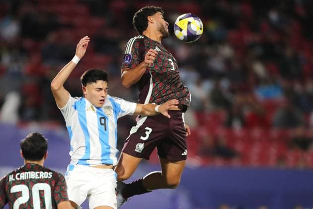 Futbol, Mexico vs Argentina. Mundial sub 20, Chile 2025. El jugador de Argentina Alejo Sarco, izquierda, disputa el balon con Rodrigo Pachuca de Mexico durante un partido de cuartos de final del mundial sub 20 realizado en el estadio Nacional de Santiago, Chile. 11 10 2025 Jonnathan Oyarzun Photosport Football, Mexico vs Argentina. U-20 World Cup Championship. Argentina™s player Alejo Sarco, left, vies for the ball against Rodrigo Pachuca of Mexico during a quarterfinal match of the U-20 World Cup at the Nacional stadium in Santiago, Chile. 11 10 2025 Jonnathan Oyarzun Photosport Mexico vs Argentina, mundial sub 20 Chile 2025 
