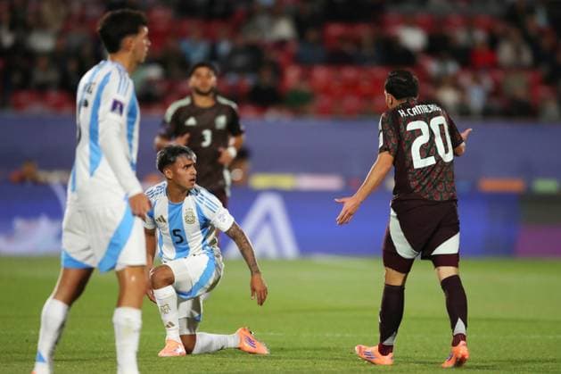 Futbol, Mexico vs Argentina. Mundial sub 20, Chile 2025. El jugador de Mexico Hugo Camberos, centro, discute con Milton Delgado de Argentina durante un partido de cuartos de final del mundial sub 20 realizado en el estadio Nacional de Santiago, Chile. 11 10 2025 Jonnathan Oyarzun Photosport Football, Mexico vs Argentina. U-20 World Cup Championship. Mexico™s player Hugo Camberos, center, discuss against Milton Delgado of Argentina during a quarterfinal match of the U-20 World Cup at the Nacional stadium in Santiago, Chile. 11 10 2025 Jonnathan Oyarzun Photosport Mexico vs Argentina, mundial sub 20 Chile 2025 