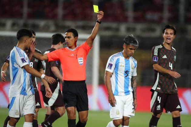 Futbol, Mexico vs Argentina. Mundial sub 20, Chile 2025. El arbitro Jalal Jayed dirige un partido de cuartos de final del mundial sub 20 entre Mexico y Argentina realizado en el estadio Nacional de Santiago, Chile. 11 10 2025 Jonnathan Oyarzun Photosport Football, Mexico vs Argentina. U-20 World Cup Championship. Referee Jalal Jayed leads a quarterfinal match of the U-20 World Cup between Mexico and Argentina at the Nacional stadium in Santiago, Chile. 11 10 2025 Jonnathan Oyarzun Photosport Mexico vs Argentina, mundial sub 20 Chile 2025 