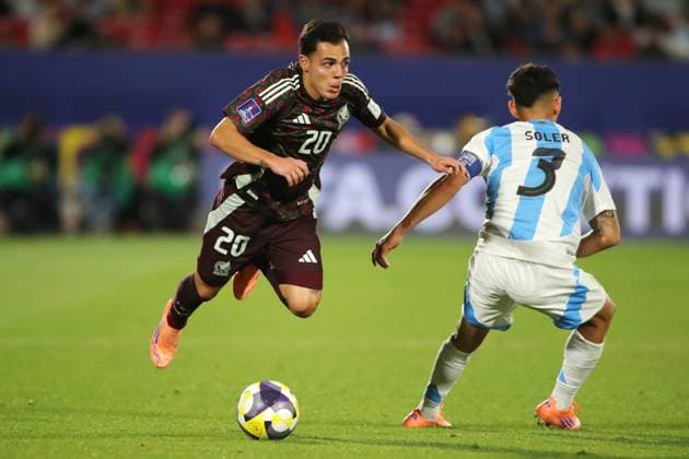 Futbol, Mexico vs Argentina. Mundial sub 20, Chile 2025. El jugador de Argentina Julio Soler, derecha, disputa el balon con Hugo Camberos de Mexico durante un partido de cuartos de final del mundial sub 20 realizado en el estadio Nacional de Santiago, Chile. 11 10 2025 Jonnathan Oyarzun Photosport Football, Mexico vs Argentina. U-20 World Cup Championship. Argentina™s player Julio Soler, right, vies for the ball against Hugo Camberos of Mexico during a quarterfinal match of the U-20 World Cup at the Nacional stadium in Santiago, Chile. 11 10 2025 Jonnathan Oyarzun Photosport Mexico vs Argentina, mundial sub 20 Chile 2025 