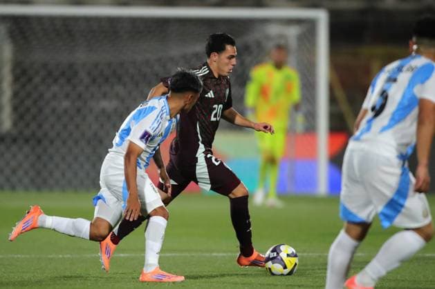 Futbol, Mexico vs Argentina. Mundial sub 20, Chile 2025. El jugador de Mexico Hugo Camberos es fotografiado durante un partido de cuartos de final del mundial sub 20 contra Argentina disputado en el estadio Nacional de Santiago, Chile. 11 10 2025 Jonnathan Oyarzun Photosport Football, Mexico vs Argentina. U-20 World Cup Championship. Mexico™s player Hugo Camberos is pictured during a quarterfinal match of the U-20 World Cup against Argentina at the Nacional stadium in Santiago, Chile. 11 10 2025 Jonnathan Oyarzun Photosport Mexico vs Argentina, mundial sub 20 Chile 2025 