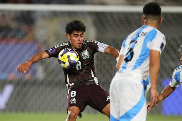 Futbol, Mexico vs Argentina. Mundial sub 20, Chile 2025. El jugador de Mexico Elias Montiel es fotografiado durante un partido de cuartos de final del mundial sub 20 contra Argentina disputado en el estadio Nacional de Santiago, Chile. 11 10 2025 Jonnathan Oyarzun Photosport Football, Mexico vs Argentina. U-20 World Cup Championship. Mexico™s player Elias Montiel is pictured during a quarterfinal match of the U-20 World Cup against Argentina at the Nacional stadium in Santiago, Chile. 11 10 2025 Jonnathan Oyarzun Photosport Mexico vs Argentina, mundial sub 20 Chile 2025 