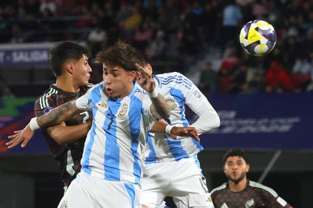 Futbol, Mexico vs Argentina. Mundial sub 20, Chile 2025. El jugador de Mexico Everardo Lopez, centro, disputa el balon con Maher Carrizo de Argentina durante un partido de cuartos de final del mundial sub 20 realizado en el estadio Nacional de Santiago, Chile. 11 10 2025 Jonnathan Oyarzun Photosport Football, Mexico vs Argentina. U-20 World Cup Championship. Mexico™s player Everardo Lopez, center, vies for the ball against Maher Carrizo of Argentina during a quarterfinal match of the U-20 World Cup at the Nacional stadium in Santiago, Chile. 11 10 2025 Jonnathan Oyarzun Photosport Mexico vs Argentina, mundial sub 20 Chile 2025 