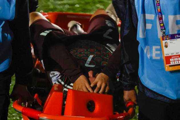 Futbol, Mexico vs Argentina. Mundial sub 20, Chile 2025. El jugador de Mexico Alexei abandona la cancha en camilla durante un partido de eliminacion directa de los cuartos de final del mundial sub 20 contra Argentina disputado en el estadio Nacional de Santiago, Chile. 11 10 2025 Andres Pina Photosport Football, Mexico vs Argentina. U-20 World Cup Championship. Mexico™s player Alexei leaves the field on a stretcher during a U-20 World Cup, quarter final knock out match, against Argentina at the Nacional stadium in Santiago, Chile. 11 10 2025 Andres Pina Photosport Mexico vs Argentina, mundial sub 20 Chile 2025 