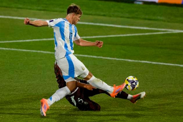Futbol, Mexico vs Argentina. Mundial sub 20, Chile 2025. El jugador de Argentina Mateo Silvetti marca un gol contra Mexico durante un partido de eliminacion directa de los cuartos de final del mundial sub 20 realizado en el estadio Nacional de Santiago, Chile. 11 10 2025 Andres Pina Photosport Football, Mexico vs Argentina. U-20 World Cup Championship. Argentina™s player Mateo Silvetti scores against Mexico during a U-20 World Cup, quarter final knock out match, at the Nacional stadium in Santiago, Chile. 11 10 2025 Andres Pina Photosport Mexico vs Argentina, mundial sub 20 Chile 2025 
