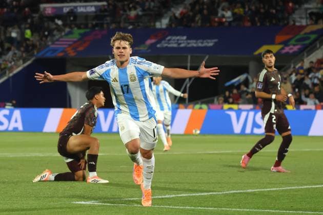 Futbol, Mexico vs Argentina. Mundial sub 20, Chile 2025. El jugador de Argentina Mateo Silvetti, centro, celebra tras marcar un gol contra Mexico durante un partido de cuartos de final del mundial sub 20 disputado en el estadio Nacional de Santiago, Chile. 11 10 2025 Jonnathan Oyarzun Photosport Football, Mexico vs Argentina. U-20 World Cup Championship. Argentina™s player Mateo Silvetti, center, celebrates after scoring against Mexico during a quarterfinal match of the U-20 World Cup at the Nacional stadium in Santiago, Chile. 11 10 2025 Jonnathan Oyarzun Photosport Mexico vs Argentina, mundial sub 20 Chile 2025 