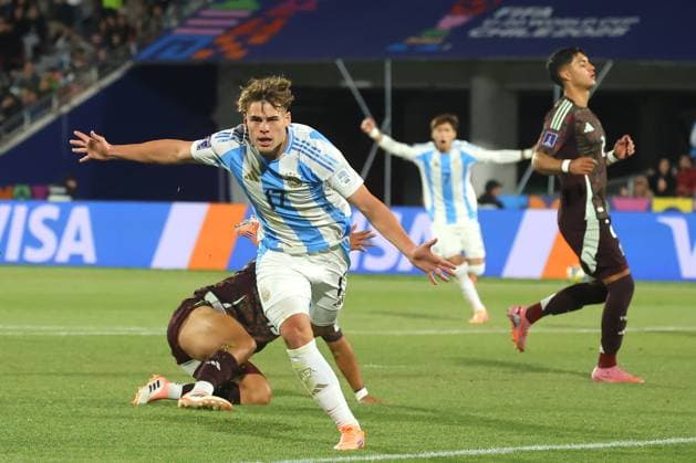 Futbol, Mexico vs Argentina. Mundial sub 20, Chile 2025. El jugador de Argentina Mateo Silvetti, centro, celebra tras marcar un gol contra Mexico durante un partido de cuartos de final del mundial sub 20 disputado en el estadio Nacional de Santiago, Chile. 11 10 2025 Jonnathan Oyarzun Photosport Football, Mexico vs Argentina. U-20 World Cup Championship. Argentina™s player Mateo Silvetti, center, celebrates after scoring against Mexico during a quarterfinal match of the U-20 World Cup at the Nacional stadium in Santiago, Chile. 11 10 2025 Jonnathan Oyarzun Photosport Mexico vs Argentina, mundial sub 20 Chile 2025 