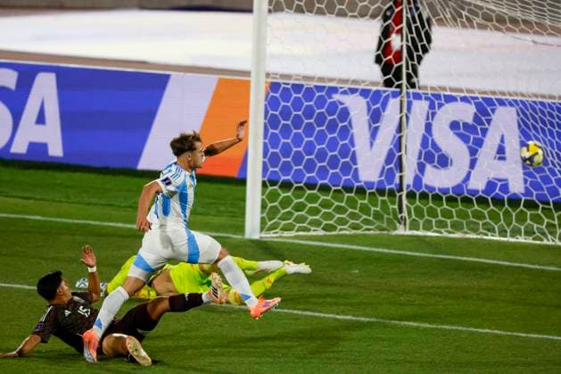 Futbol, Mexico vs Argentina. Mundial sub 20, Chile 2025. El jugador de Argentina Mateo Silvetti, centro, marca un gol contra Mexico durante un partido de eliminacion directa de los cuartos de final del mundial sub 20 realizado en el estadio Nacional de Santiago, Chile. 11 10 2025 Andres Pina Photosport Football, Mexico vs Argentina. U-20 World Cup Championship. Argentina™s player Mateo Silvetti, center, scores against Mexico during a U-20 World Cup, quarter final knock out match, at the Nacional stadium in Santiago, Chile. 11 10 2025 Andres Pina Photosport Mexico vs Argentina, mundial sub 20 Chile 2025 