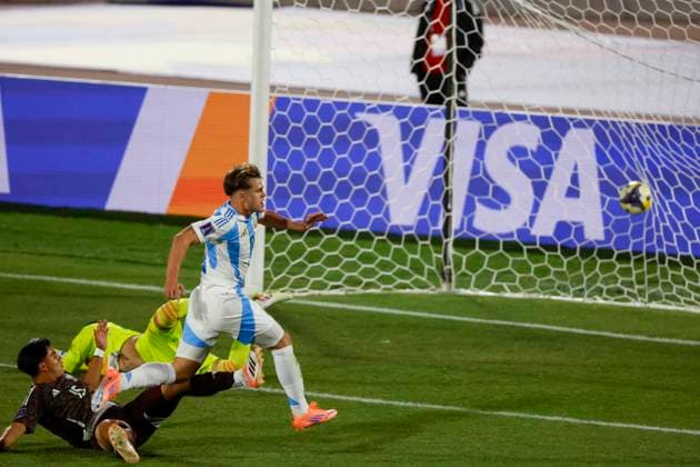 Futbol, Mexico vs Argentina. Mundial sub 20, Chile 2025. El jugador de Argentina Mateo Silvetti, centro, marca un gol contra Mexico durante un partido de eliminacion directa de los cuartos de final del mundial sub 20 realizado en el estadio Nacional de Santiago, Chile. 11 10 2025 Andres Pina Photosport Football, Mexico vs Argentina. U-20 World Cup Championship. Argentina™s player Mateo Silvetti, center, scores against Mexico during a U-20 World Cup, quarter final knock out match, at the Nacional stadium in Santiago, Chile. 11 10 2025 Andres Pina Photosport Mexico vs Argentina, mundial sub 20 Chile 2025 