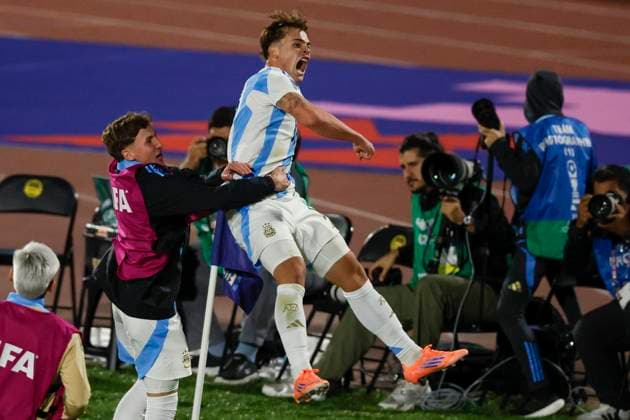 Futbol, Mexico vs Argentina. Mundial sub 20, Chile 2025. El jugador de Argentina Mateo Silvetti, centro, celebra con sus companeros tras marcar un gol contra Mexico durante un partido de eliminacion directa de los cuartos de final del mundial sub 20 realizado en el estadio Nacional de Santiago, Chile. 11 10 2025 Andres Pina Photosport Football, Mexico vs Argentina. U-20 World Cup Championship. Argentina™s player Mateo Silvetti, center, celebrates with teammates after scoring against Mexico during a U-20 World Cup, quarter final knock out match, at the Nacional stadium in Santiago, Chile. 11 10 2025 Andres Pina Photosport Mexico vs Argentina, mundial sub 20 Chile 2025 
