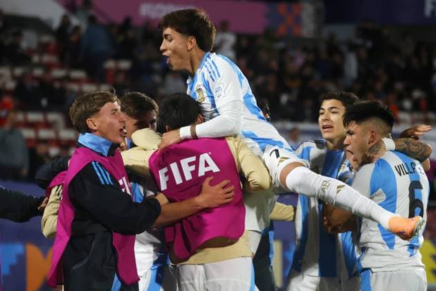 Futbol, Mexico vs Argentina. Mundial sub 20, Chile 2025. El jugador de Argentina Mateo Silvetti, centro, celebra con sus companeros tras marcar un gol contra Mexico durante un partido de cuartos de final del mundial sub 20 disputado en el estadio Nacional de Santiago, Chile. 11 10 2025 Jonnathan Oyarzun Photosport Football, Mexico vs Argentina. U-20 World Cup Championship. Argentina™s player Mateo Silvetti, center, celebrates with teammates after scoring against Mexico during a quarterfinal match of the U-20 World Cup at the Nacional stadium in Santiago, Chile. 11 10 2025 Jonnathan Oyarzun Photosport Mexico vs Argentina, mundial sub 20 Chile 2025 