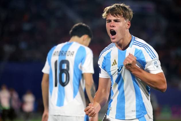 Futbol, Mexico vs Argentina. Mundial sub 20, Chile 2025. El jugador de Argentina Mateo Silvetti, centro, celebra tras marcar un gol contra Mexico durante un partido de cuartos de final del mundial sub 20 disputado en el estadio Nacional de Santiago, Chile. 11 10 2025 Jonnathan Oyarzun Photosport Football, Mexico vs Argentina. U-20 World Cup Championship. Argentina™s player Mateo Silvetti, center, celebrates after scoring against Mexico during a quarterfinal match of the U-20 World Cup at the Nacional stadium in Santiago, Chile. 11 10 2025 Jonnathan Oyarzun Photosport Mexico vs Argentina, mundial sub 20 Chile 2025 