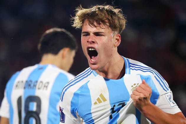 Futbol, Mexico vs Argentina. Mundial sub 20, Chile 2025. El jugador de Argentina Mateo Silvetti, centro, celebra tras marcar un gol contra Mexico durante un partido de cuartos de final del mundial sub 20 disputado en el estadio Nacional de Santiago, Chile. 11 10 2025 Jonnathan Oyarzun Photosport Football, Mexico vs Argentina. U-20 World Cup Championship. Argentina™s player Mateo Silvetti, center, celebrates after scoring against Mexico during a quarterfinal match of the U-20 World Cup at the Nacional stadium in Santiago, Chile. 11 10 2025 Jonnathan Oyarzun Photosport Mexico vs Argentina, mundial sub 20 Chile 2025 