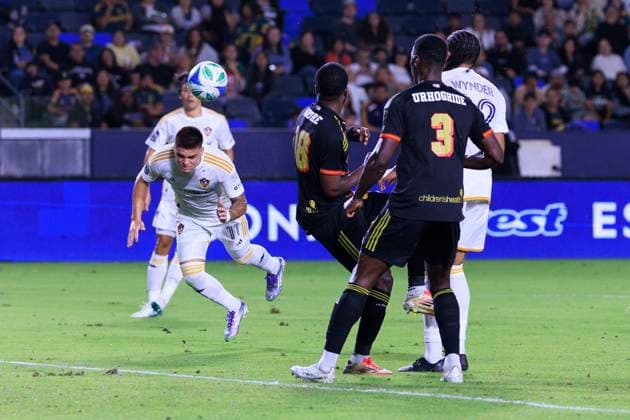 October 11, 2025, Carson, California, USA: Gabriel Pec 11 of the LA Galaxy heads the ball during their regular season MLS, Fussball Herren, USA game against FC Dallas on Saturday October 11, 2025 at the Dignity Health Sports Park Stadium in Carson, California. Galaxy defeats Dallas, 2-1. ARIANA RUIZ PI Carson USA - ZUMAp124 20251011_zaa_p124_027 Copyright: xArianaxRuizx