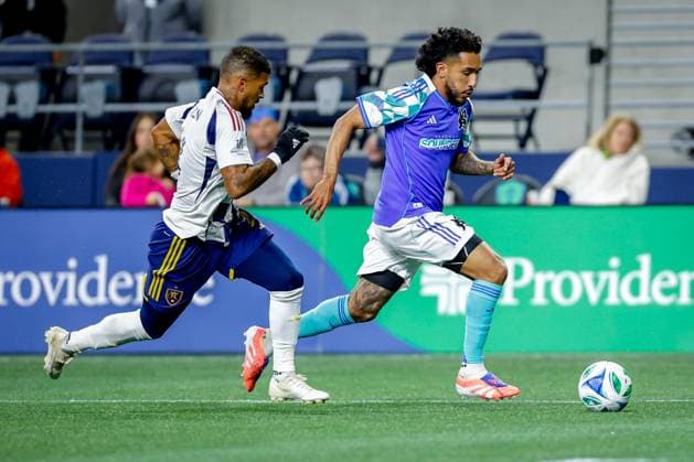 October 11, 2025, Seattle, Washington, USA: Seattle Sounders FC forward JesoÂºs Ferreira (9) and Real Salt Lake defender DeAndre Yedlin (2) during the match between Real Salt Lake and the Seattle Sounders FC in the 2025 Major League Soccer match at Lumen Field, Seattle, Washington Seattle USA - ZUMAj111 20251011_zsp_j111_020 Copyright: xTomxJonesx