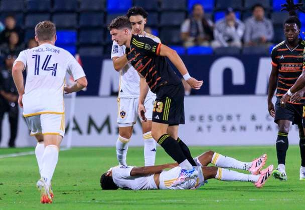 October 11, 2025, Los Angeles, California, USA: Logan Farrington 23 of FC Dallas kicks Mauricio Cuevas 19 of the LA Galaxy and receives a red card for violent conduct during their regular season MLS, Fussball Herren, USA game on Saturday October 11, 2025 at the Dignity Health Sports Park Stadium in Carson, California. LA Galaxy defeats FC Dallas, 2-1. JAVIER ROJAS PI Los Angeles USA - ZUMAp124 20251011_zaa_p124_037 Copyright: xJavierxRojasx