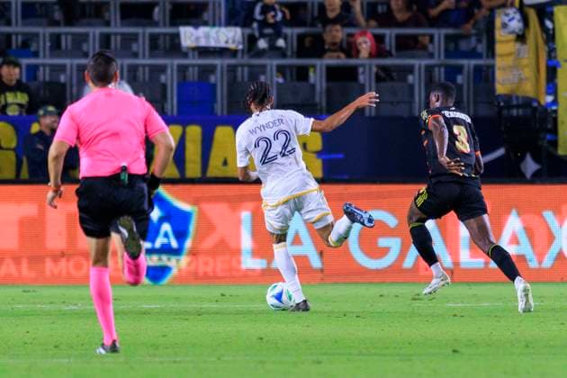 October 11, 2025, Los Angeles, California, USA: Elijah Wynder 22 of the LA Galaxy takes a shot for a goal during their regular season MLS, Fussball Herren, USA match against the FC Dallas on Saturday October 11, 2025 at Dignity Health Sports Park Stadium in Carson, California. LA Galaxy defeats FC Dallas, 2-1. JAVIER ROJAS PI Los Angeles USA - ZUMAp124 20251011_zaa_p124_044 Copyright: xJavierxRojasx