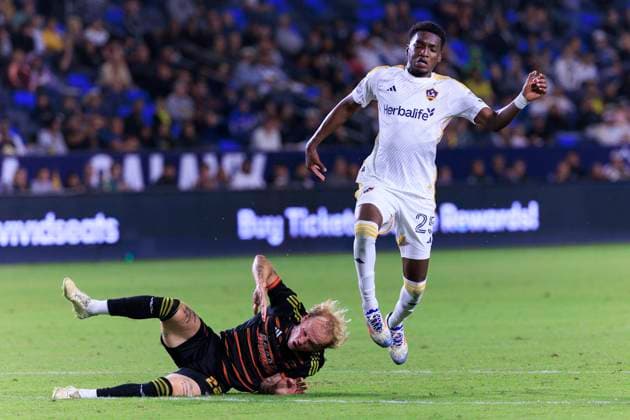 October 11, 2025, Carson, California, USA: Samuel Sarver 28 of FC Dallas falls while attempting to steal the ball from Emiro Garces 25 during their regular season MLS, Fussball Herren, USA game on Saturday October 11, 2025 at the Dignity Health Sports Park Stadium in Carson, California. Galaxy defeats Dallas, 2-1. ARIANA RUIZ PI Carson USA - ZUMAp124 20251011_zaa_p124_060 Copyright: xArianaxRuizx