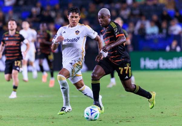 October 11, 2025, Carson, California, USA: Edwin Cerrillo 6 of the LA Galaxy defends against Bernard Kamungo 77 of FC Dallas during their regular season MLS, Fussball Herren, USA game on Saturday October 11, 2025 at the Dignity Health Sports Park Stadium in Carson, California. Galaxy defeats Dallas, 2-1. ARIANA RUIZ PI Carson USA - ZUMAp124 20251011_zaa_p124_061 Copyright: xArianaxRuizx