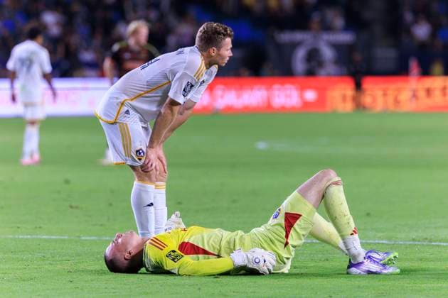 October 11, 2025, Carson, California, USA: Goalkeeper, Novak Micovic 1 of the LA Galaxy grimaces in pain after his collision with Anderson Julio 11 of FC Dallas during their regular season MLS, Fussball Herren, USA game on Saturday October 11, 2025 at the Dignity Health Sports Park Stadium in Carson, California. ARIANA RUIZ PI Carson USA - ZUMAp124 20251011_zaa_p124_065 Copyright: xArianaxRuizx