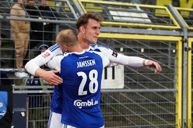 11 10 2025, Soccer, Men, Regionalliga Nord, Matchday 14, VfB Oldenburg BSV Kickers Emden Goal celebrations 0 1 by Felix Göttlicher blue 2 BSV Kickers Emden