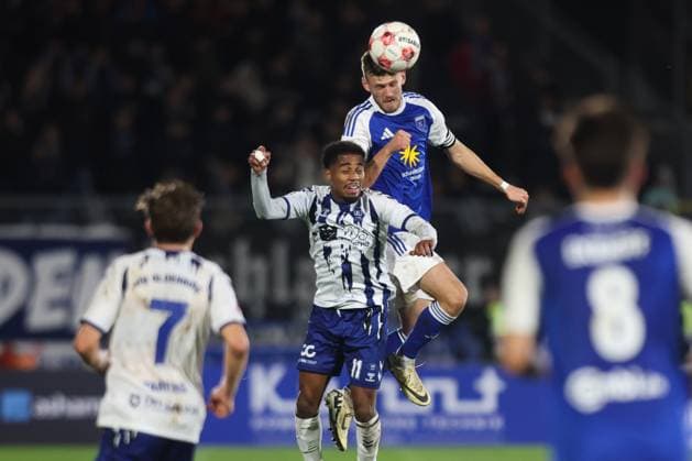 11 10 2025, Football, Men, Regionalliga Nord, Matchday 14, VfB Oldenburg BSV Kickers Emden Dennis Engel blue 22 BSV Kickers Emden in header duel with Aurel Loubongo M Boungou 11 VfB Oldenburg