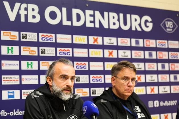 11 10 2025, Football, Men, Regionalliga Nord, Matchday 14, VfB Oldenburg BSV Kickers Emden Coach Dario Fossi left VfB Oldenburg and press spokesman Fabian Speckmann