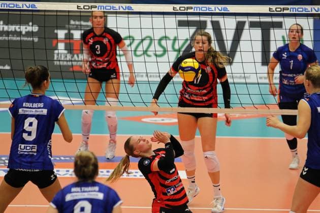 Womens Volleyball Bundesliga setter Zoe Konjer of the ETV Hamburger Volksbank Volleys during a failed rescue mission against Allianz MTV Stuttgart