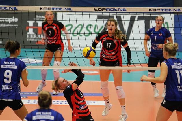Womens Volleyball Bundesliga setter Zoe Konjer of the ETV Hamburger Volksbank Volleys during a failed rescue mission against Allianz MTV Stuttgart