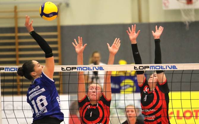 Womens Volleyball Bundesliga Leonie Körtzinger l and Luisa Krams r from the ETV Hamburger Volksbank Volleys defending a smash from Mikala Mogensen from Allianz MTV Stuttgart