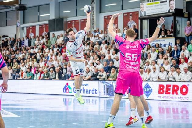 2. Handball Bundesliga; TV Hüttenberg - TSV Bayer Dormagen, 11.10.25 David Kuntscher (TV Hüttenberg, 97), Frederik Sondermann (TSV Bayer Dormagen, 55) 2. Handball Bundesliga; TV Hüttenberg - TSV Bayer Dormagen: Hüttenberg, 11.10.25 Copyright: xBEAUTIFULxSPORTS Roeczeyx