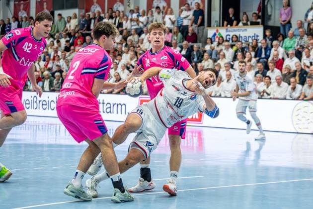 2. Handball Bundesliga; TV Hüttenberg - TSV Bayer Dormagen, 11.10.25 Vit Reichl (TV Hüttenberg, 19), Luca Krist (TSV Bayer Dormagen, 2), Jan Schmidt (TSV Bayer Dormagen, 42), Finn Schroven (TSV Bayer Dormagen, 19) 2. Handball Bundesliga; TV Hüttenberg - TSV Bayer Dormagen: Hüttenberg, 11.10.25 Copyright: xBEAUTIFULxSPORTS Roeczeyx