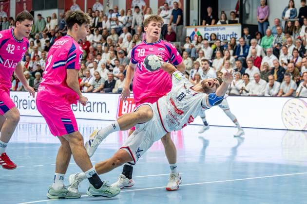 2. Handball Bundesliga; TV Hüttenberg - TSV Bayer Dormagen, 11.10.25 Vit Reichl (TV Hüttenberg, 19), Luca Krist (TSV Bayer Dormagen, 2), Jan Schmidt (TSV Bayer Dormagen, 42), Finn Schroven (TSV Bayer Dormagen, 19) 2. Handball Bundesliga; TV Hüttenberg - TSV Bayer Dormagen: Hüttenberg, 11.10.25 Copyright: xBEAUTIFULxSPORTS Roeczeyx