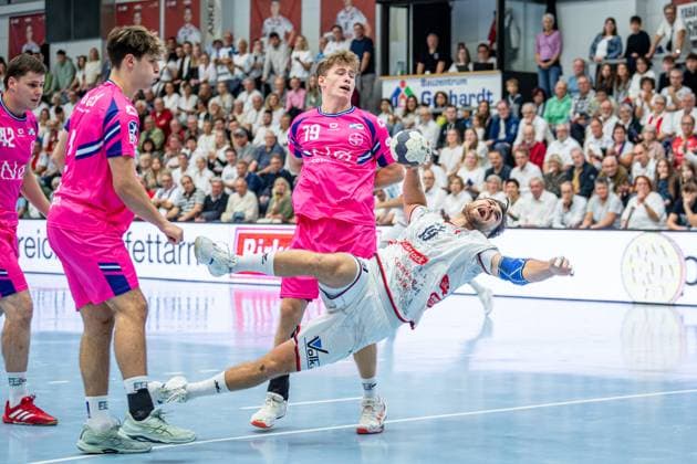 2. Handball Bundesliga; TV Hüttenberg - TSV Bayer Dormagen, 11.10.25 Vit Reichl (TV Hüttenberg, 19), Luca Krist (TSV Bayer Dormagen, 2), Jan Schmidt (TSV Bayer Dormagen, 42), Finn Schroven (TSV Bayer Dormagen, 19) 2. Handball Bundesliga; TV Hüttenberg - TSV Bayer Dormagen: Hüttenberg, 11.10.25 Copyright: xBEAUTIFULxSPORTS Roeczeyx