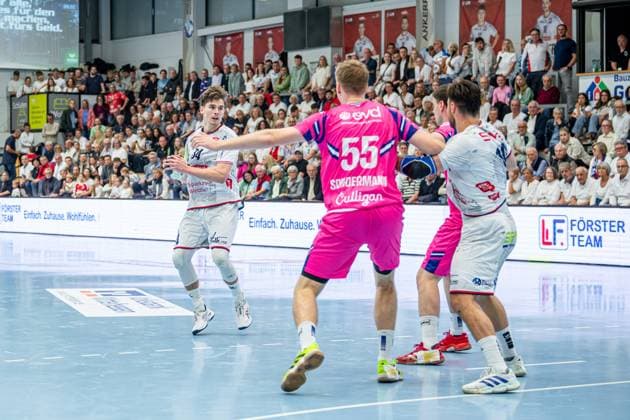 2. Handball Bundesliga; TV Hüttenberg - TSV Bayer Dormagen, 11.10.25 Paul Kompenhans (TV Hüttenberg, 34), Frederik Sondermann (TSV Bayer Dormagen, 55), Vit Reichl (TV Hüttenberg, 19) 2. Handball Bundesliga; TV Hüttenberg - TSV Bayer Dormagen: Hüttenberg, 11.10.25 Copyright: xBEAUTIFULxSPORTS Roeczeyx