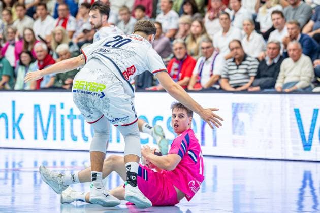 2. Handball Bundesliga; TV Hüttenberg - TSV Bayer Dormagen, 11.10.25 Vit Reichl (TV Hüttenberg, 19), Luca Krist (TSV Bayer Dormagen, 2), Jan Schmidt (TSV Bayer Dormagen, 42), Finn Schroven (TSV Bayer Dormagen, 19) 2. Handball Bundesliga; TV Hüttenberg - TSV Bayer Dormagen: Hüttenberg, 11.10.25 Copyright: xBEAUTIFULxSPORTS Roeczeyx