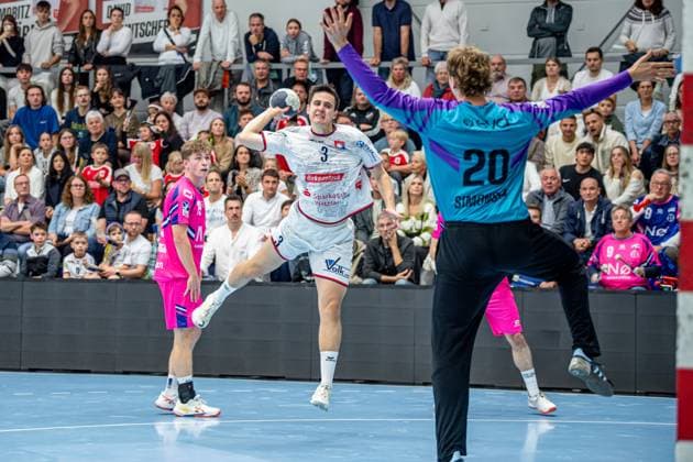 2. Handball Bundesliga; TV Hüttenberg - TSV Bayer Dormagen, 11.10.25 Philipp Schwarz (TV Hüttenberg, 3), Christian Simonsen (TSV Bayer Dormagen, 20), 2. Handball Bundesliga; TV Hüttenberg - TSV Bayer Dormagen: Hüttenberg, 11.10.25 Copyright: xBEAUTIFULxSPORTS Roeczeyx