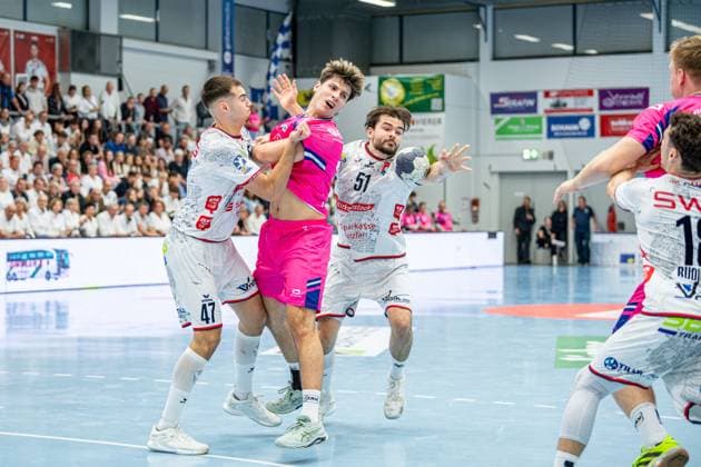 2. Handball Bundesliga; TV Hüttenberg - TSV Bayer Dormagen, 11.10.25 Danil Dyatlov (TV Hüttenberg, 47), Luca Krist (TSV Bayer Dormagen, 2), Hendrik Schreiber (TV Hüttenberg, 51) 2. Handball Bundesliga; TV Hüttenberg - TSV Bayer Dormagen: Hüttenberg, 11.10.25 Copyright: xBEAUTIFULxSPORTS Roeczeyx