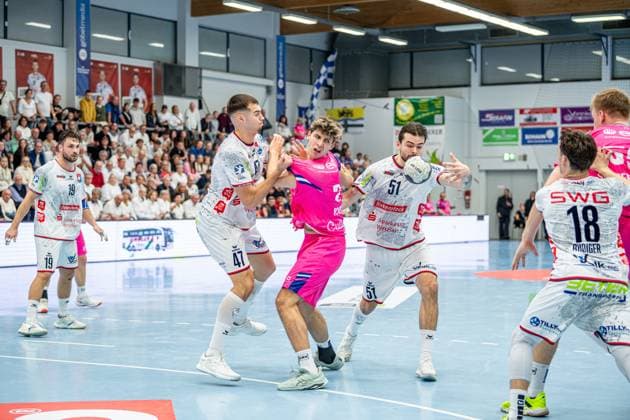 2. Handball Bundesliga; TV Hüttenberg - TSV Bayer Dormagen, 11.10.25 Danil Dyatlov (TV Hüttenberg, 47), Luca Krist (TSV Bayer Dormagen, 2), Hendrik Schreiber (TV Hüttenberg, 51), Vit Reichl (TV Hüttenberg, 19), Tim Rüdiger (TV Hüttenberg, 18), Frederik Sondermann (TSV Bayer Dormagen, 55) 2. Handball Bundesliga; TV Hüttenberg - TSV Bayer Dormagen: Hüttenberg, 11.10.25 Copyright: xBEAUTIFULxSPORTS Roeczeyx