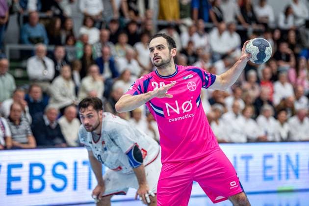 2. Handball Bundesliga; TV Hüttenberg - TSV Bayer Dormagen, 11.10.25 Peter Strosack (TSV Bayer Dormagen, 24), Vit Reichl (TV Hüttenberg, 19) 2. Handball Bundesliga; TV Hüttenberg - TSV Bayer Dormagen: Hüttenberg, 11.10.25 Copyright: xBEAUTIFULxSPORTS Roeczeyx